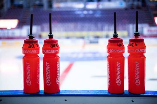 sportdryck på sargen innan ishockeymatchen i SHL mellan