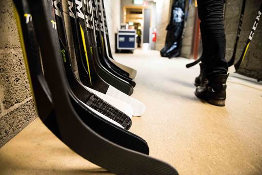 klubbor i korridorren innan ishockeymatchen i SHL mellan