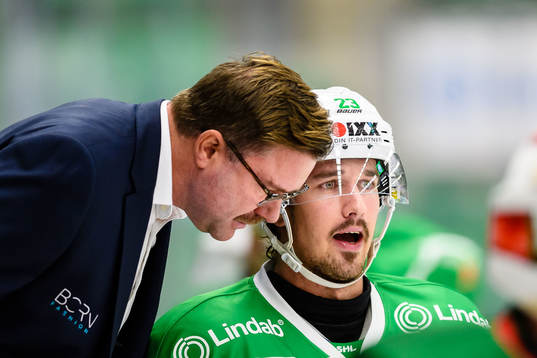 Rögles assisterande tränare Patrik Ross pratar med Daniel