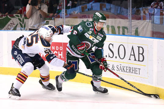 Djurgårdens Alexander Urbom jagar Frölundas Joel Lundqvist