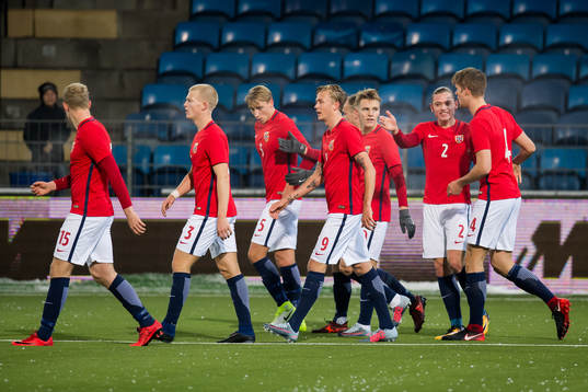 Martin Ødegaard of Norway celebrates with his teammates