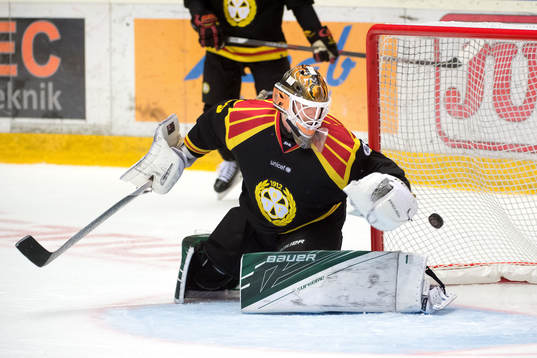 Brynäs målvakt Linus Fernström ser pucken gå till 0-1