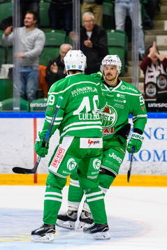 Rögles Juhamatti Aaltonen och Sebastian Collberg jublar