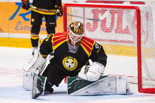 Brynäs målvakt Linus Fernström deppar