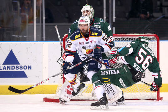 Djurgårdens Mikael Ahlén tacklar Frölundas Jonathan