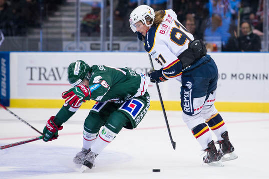 Djurgårdens Axel Jonsson Fjällby fintar bort Frölundas