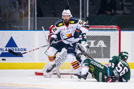 Djurgårdens Mikael Ahlén tacklar Frölundas Jonathan