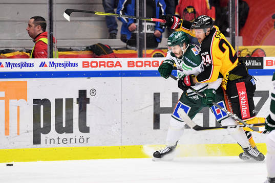 Färjestads Jesse Virtanen och Luleås Johan Harju