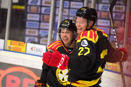 Brynäs Kevin Clark och Ludvig Nilsson jublar