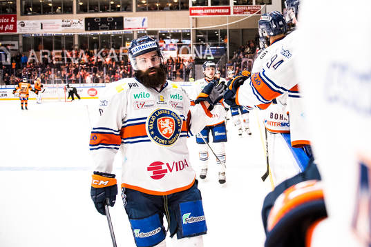Växjös Linus Fröberg  jublar