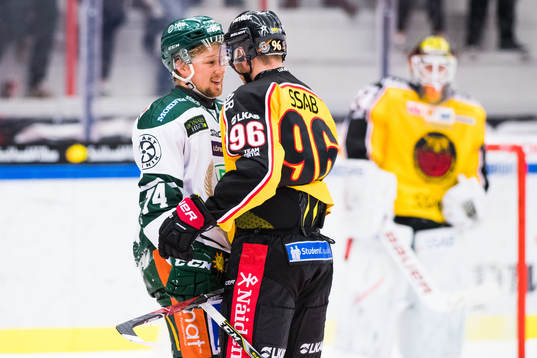 Färjestads Rasmus Asplund och Luleås Robin Kovacs