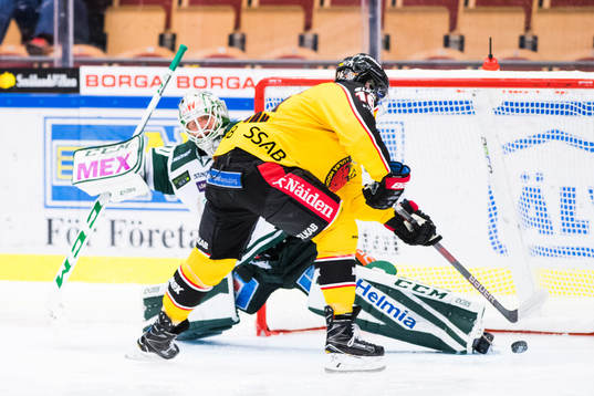 Luleås Niklas Olausson gör 2-0 på Färjestads målvakt