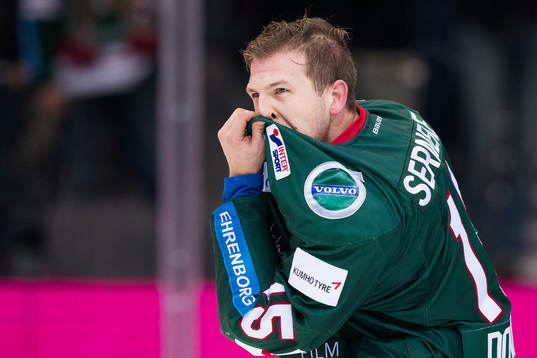 Frölundas Matt Donovan torkar av sin blodiga näsa