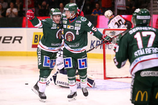 Frölundas Jesper Emanuelsson och Simon Hjalmarsson jublar