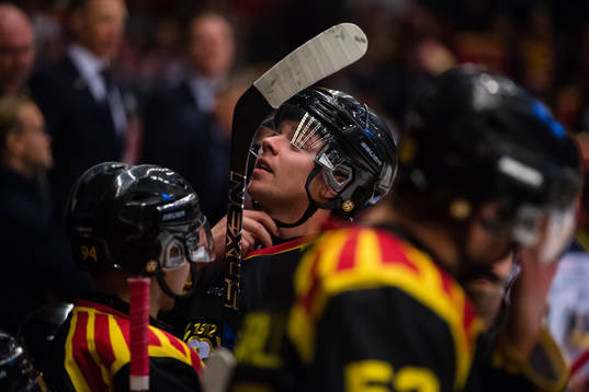 Brynäs Marcus Ersson har problem med utrustningen