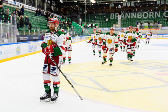 Moras Andrew Rowe lämnar isen