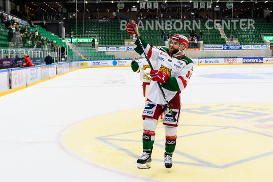 Moras Jacob Lagacé jublar när han lämnar isen