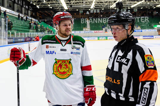 Moras Jacob Nilsson och domare Pehr Claesson lämnar isen
