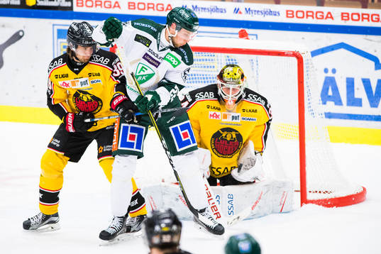 Luleås Pontus Själin och Färjestads Per Åslund framför