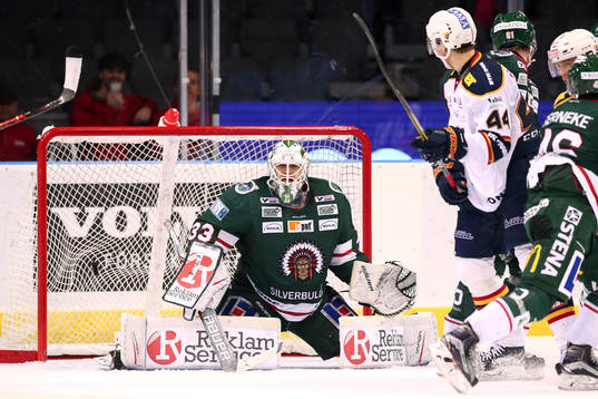Pucken går till 3-3 bakom Frölundas målvakt Johan