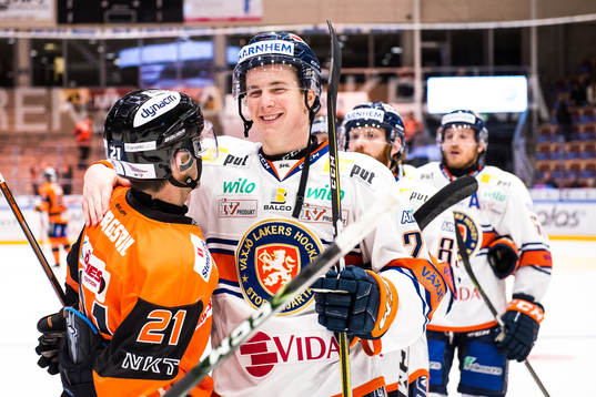 Växjös Nils Carnbäck jublar med Karlskronas Cory Murphy