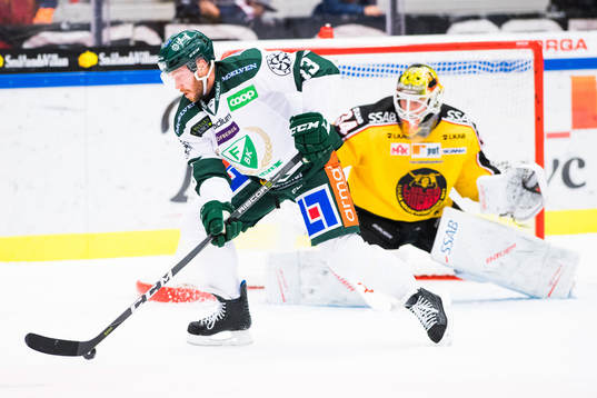 Färjestads Linus Persson och Luleås målvakt Joel