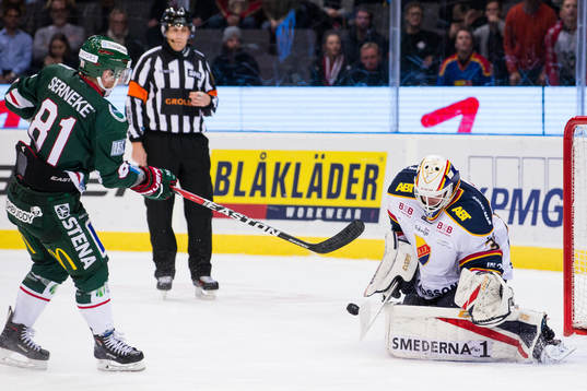 Djurgårdens målvakt Adam Reideborn räddar Frölundas och