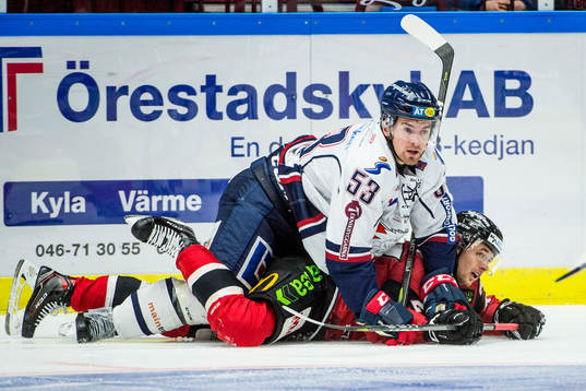 Linköpings Eddie Larsson i brottningsmatch på isen med