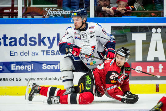Linköpings Eddie Larsson i brottningsmatch på isen med
