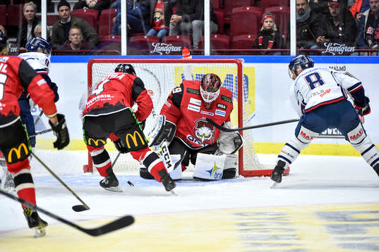 Linköpings Derek Roy passar fram pucken till Tony