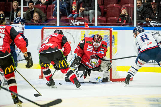 Linköpings Derek Roy passar Tony Mårtensson som gör 1-2