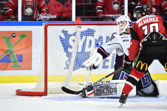 Malmö Redhawks Robin Alvarez oroar framför Linköpings