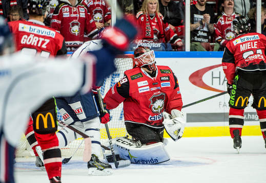 Malmö Redhawks målvakt Oscar Alsenfelt deppar