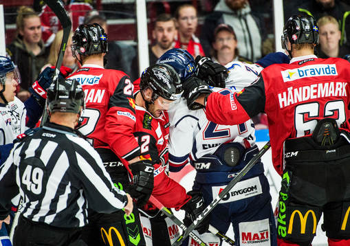 Bråk mellan Malmö Redhawks Niklas Arell och Linköpings