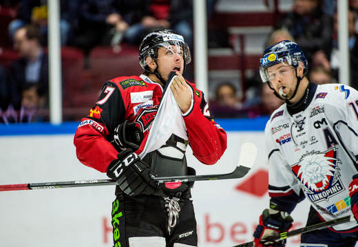 Malmö Redhawks Daniel Zaar tar sig för munnen