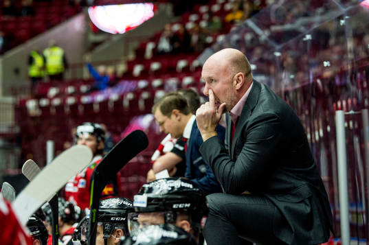 Malmö Redhawks tränare Peter Andersson deppar