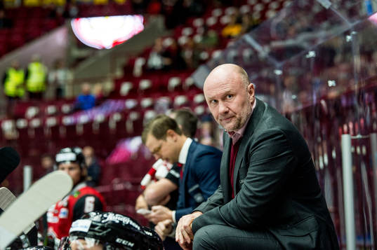 Malmö Redhawks tränare Peter Andersson deppar