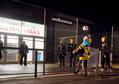 En ung Skellefteå supporter hämtar bollen åt