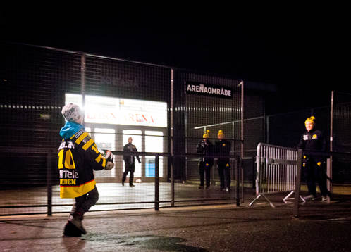 En ung Skellefteå supporter hämtar bollen åt