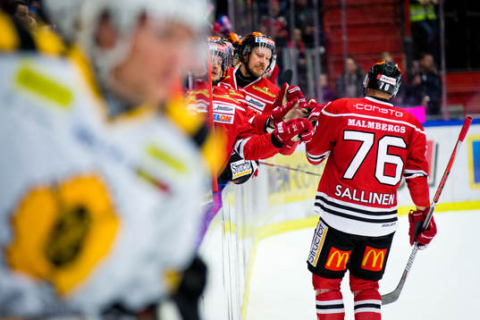 Örebros Jare Sallinen gör 1-0 och jublar