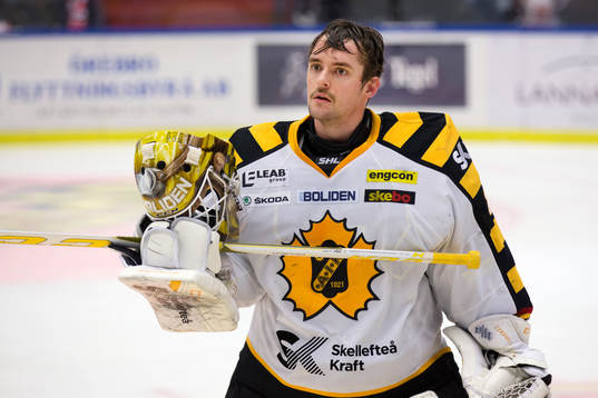 Skellefteås målvakt Gustaf Lindvall deppar