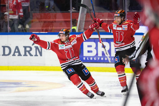 Örebros Sakari Manninen jublar