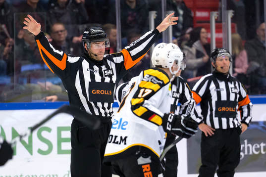 Domare Mikael Sjöqvist dömer bort Skellefteås 1-3-mål