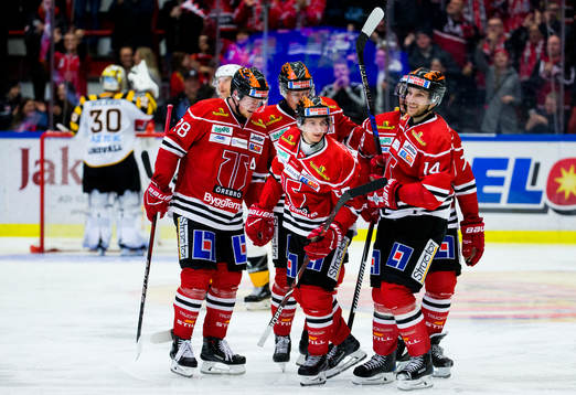 Örebros Sakari Manninen jublar med Tom Wandell och Linus