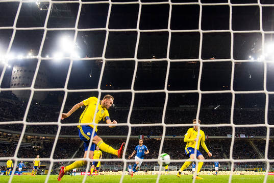 Sveriges Andreas Granqvist rensar undan bollen