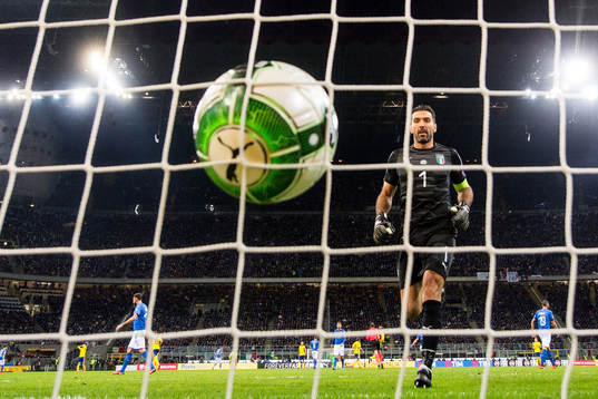 Italiens målvakt Gianluigi Buffon hämtar bollen ur mål