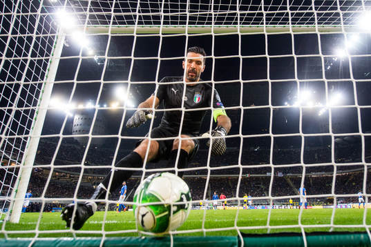 Italiens målvakt Gianluigi Buffon hämtar bollen ur mål