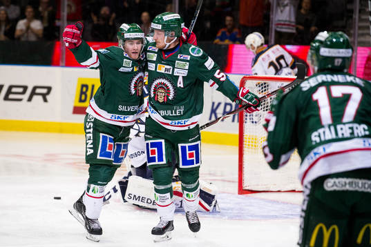 Frölundas Simon Hjalmarsson jublar ihop med Jesper
