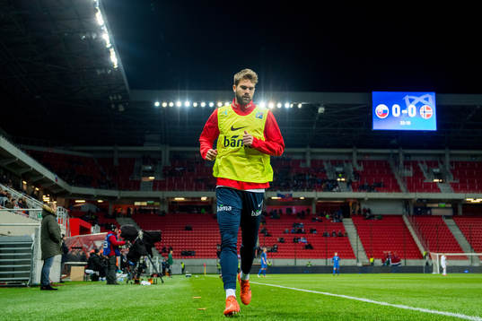 Jørgen Skjelvik of Norway warms up
