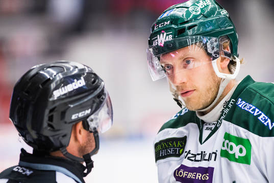 Färjestads Johan Ryno pratar med domare Sören Persson